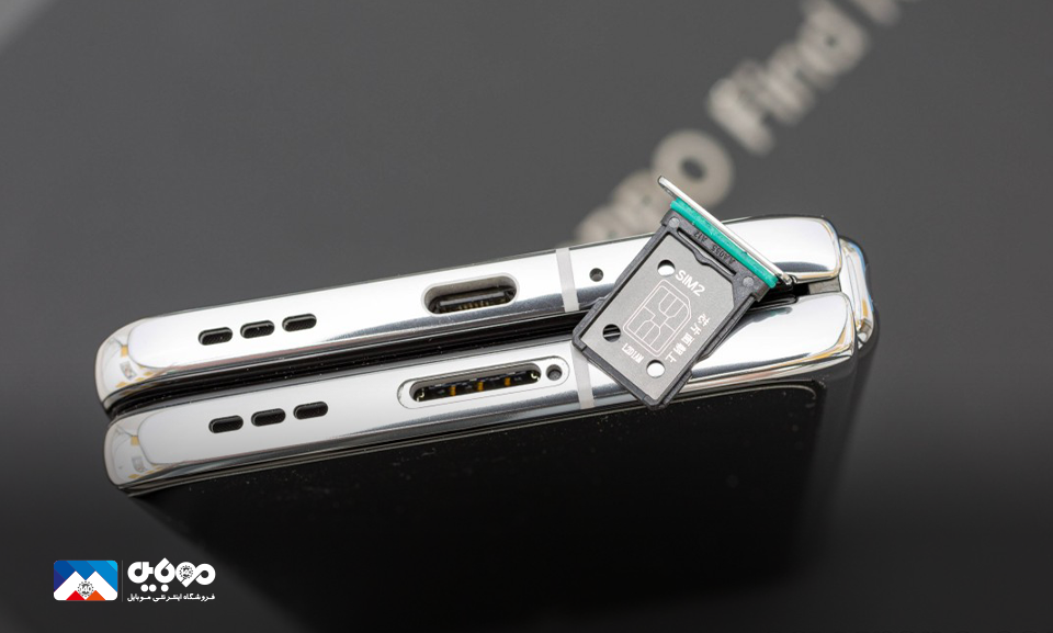 اسلات سیم‌کارت و درگاه USB تایپ C در انتها و زیر گوشی قرار گرفته‌اند.